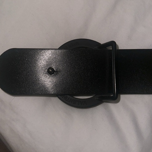 Circular Logo Buckle Leather Belt - Picture 5 of 7